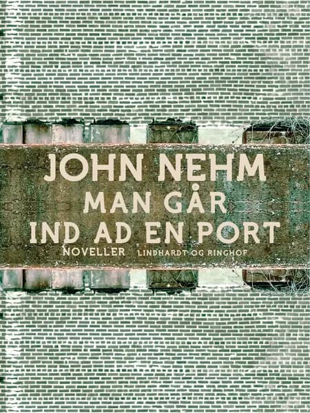 Man går ind ad en port af John Nehm