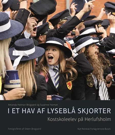 I et hav af lyseblå skjorter af Amanda Theresia Holman Brogaard-Jørgensen