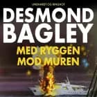 Med ryggen mod muren