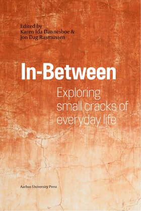 In-between af Karen Ida Dannesboe