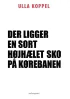Der ligger en sort højhælet sko på kørebanen af Ulla Koppel