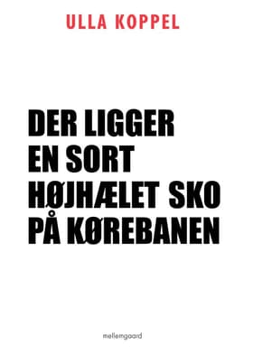 Der ligger en sort højhælet sko på kørebanen af Ulla Koppel
