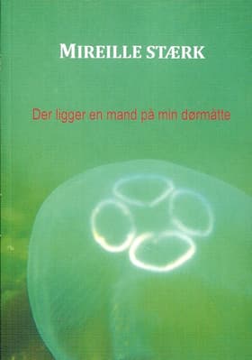 Der ligger en mand på min dørmåtte af Mireille Stærk