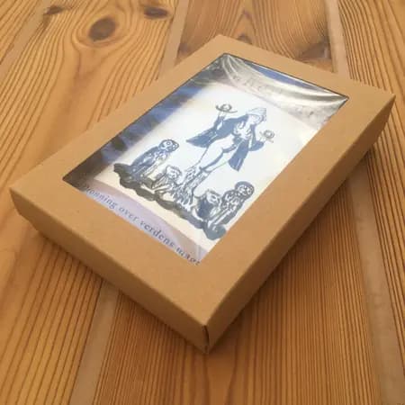 Dronning over verdens magter af Johanne Helga Heiberg