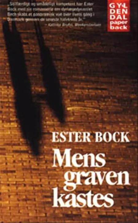 Mens graven kastes af Ester Bock