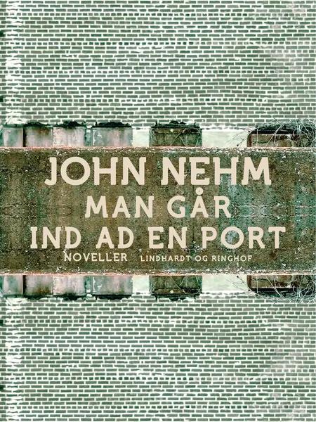 Man går ind ad en port af John Nehm