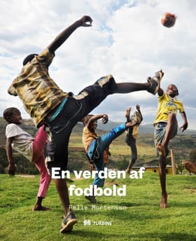 En verden af fodbold af Pelle Mortensen