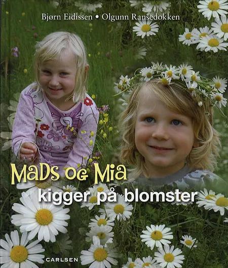Mads og Mia kigger på blomster af Bjørn Eidissen