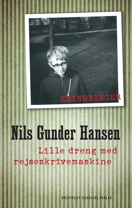 Lille dreng med rejseskrivemaskine af Nils Gunder Hansen
